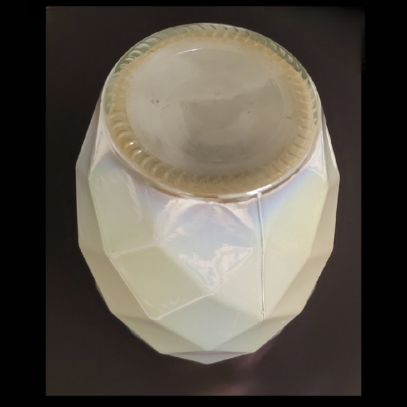 ✨️ Irredescent Pearl w/ Light Green Undertone 8 1/2" Modern Diamond Vase - Picture 10 of 10